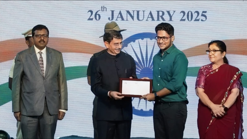 Muhammed Suhail receiving The Great Poet Bharathiar Award from the Governor of Tamil Nadu at Raj Bhavan